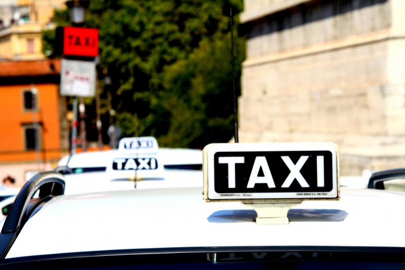 taxis-PEILLE-min_taxi_auto_rome_road_white-1051610